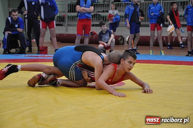 Zdjęcie w galerii na portalu naszraciborz.pl: Młodzi zapaśnicy rywalizowali w Arenie Rafako wiadomości z regionu