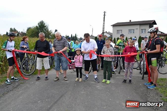 Zdjęcie w galerii na portalu naszraciborz.pl: Ponad dwustu cyklistów na otwarciu nowej ścieżki rowerowej - Hackiej Cesty wiadomości z regionu