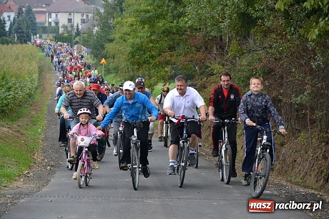 Zdjęcie w galerii na portalu naszraciborz.pl: Ponad dwustu cyklistów na otwarciu nowej ścieżki rowerowej - Hackiej Cesty wiadomości z regionu