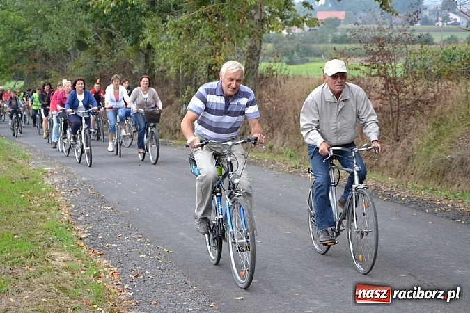 Zdjęcie w galerii na portalu naszraciborz.pl: Ponad dwustu cyklistów na otwarciu nowej ścieżki rowerowej - Hackiej Cesty wiadomości z regionu