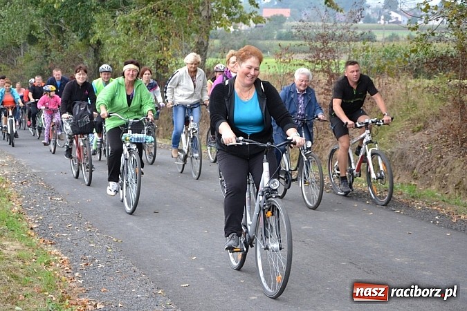 Zdjęcie w galerii na portalu naszraciborz.pl: Ponad dwustu cyklistów na otwarciu nowej ścieżki rowerowej - Hackiej Cesty wiadomości z regionu