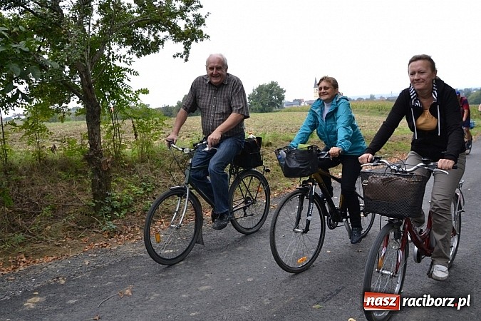 Zdjęcie w galerii na portalu naszraciborz.pl: Ponad dwustu cyklistów na otwarciu nowej ścieżki rowerowej - Hackiej Cesty wiadomości z regionu