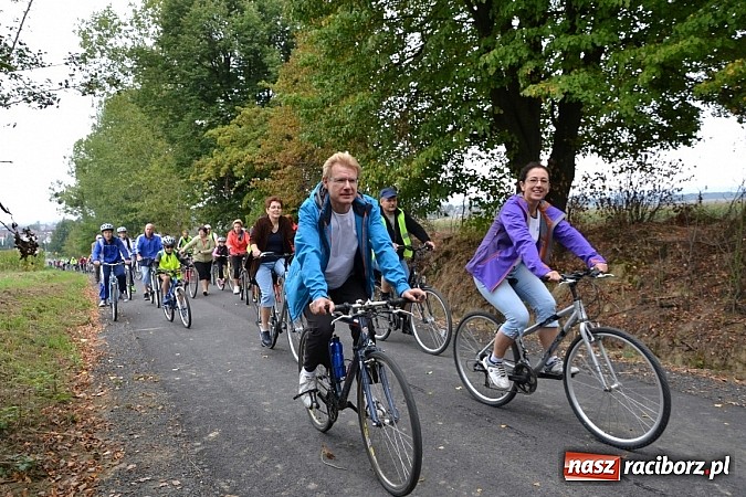 Zdjęcie w galerii na portalu naszraciborz.pl: Ponad dwustu cyklistów na otwarciu nowej ścieżki rowerowej - Hackiej Cesty wiadomości z regionu