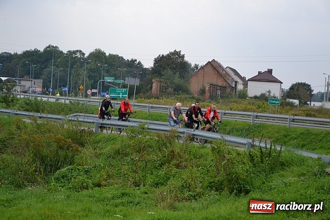 Zdjęcie w galerii na portalu naszraciborz.pl: Ponad dwustu cyklistów na otwarciu nowej ścieżki rowerowej - Hackiej Cesty wiadomości z regionu