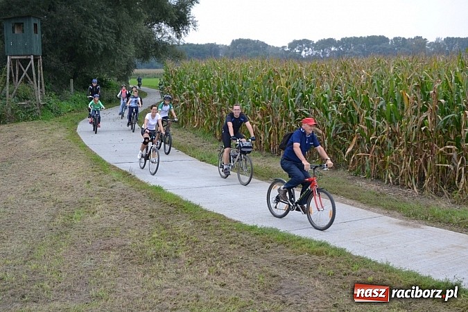 Zdjęcie w galerii na portalu naszraciborz.pl: Ponad dwustu cyklistów na otwarciu nowej ścieżki rowerowej - Hackiej Cesty wiadomości z regionu
