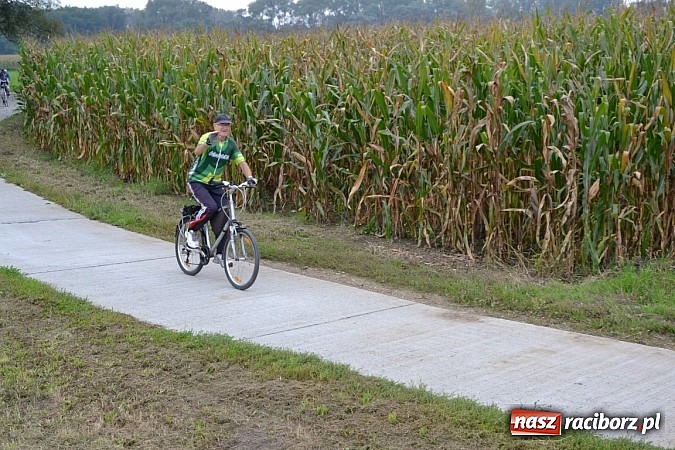 Zdjęcie w galerii na portalu naszraciborz.pl: Ponad dwustu cyklistów na otwarciu nowej ścieżki rowerowej - Hackiej Cesty wiadomości z regionu