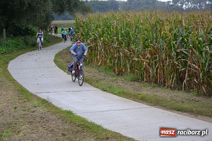 Zdjęcie w galerii na portalu naszraciborz.pl: Ponad dwustu cyklistów na otwarciu nowej ścieżki rowerowej - Hackiej Cesty wiadomości z regionu