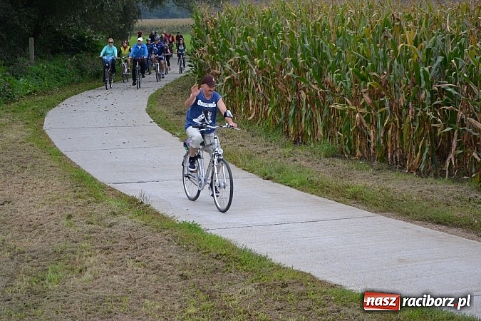 Zdjęcie w galerii na portalu naszraciborz.pl: Ponad dwustu cyklistów na otwarciu nowej ścieżki rowerowej - Hackiej Cesty wiadomości z regionu