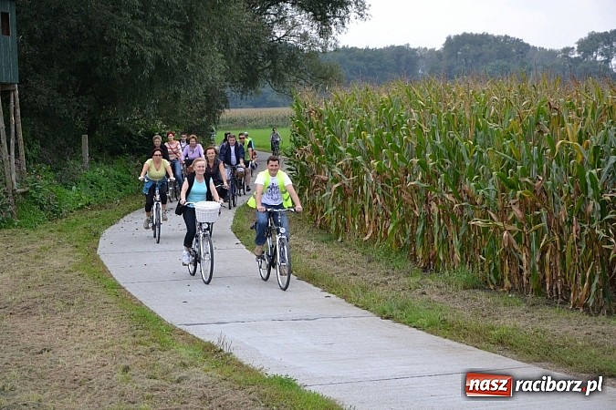 Zdjęcie w galerii na portalu naszraciborz.pl: Ponad dwustu cyklistów na otwarciu nowej ścieżki rowerowej - Hackiej Cesty wiadomości z regionu