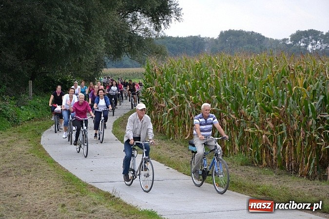 Zdjęcie w galerii na portalu naszraciborz.pl: Ponad dwustu cyklistów na otwarciu nowej ścieżki rowerowej - Hackiej Cesty wiadomości z regionu