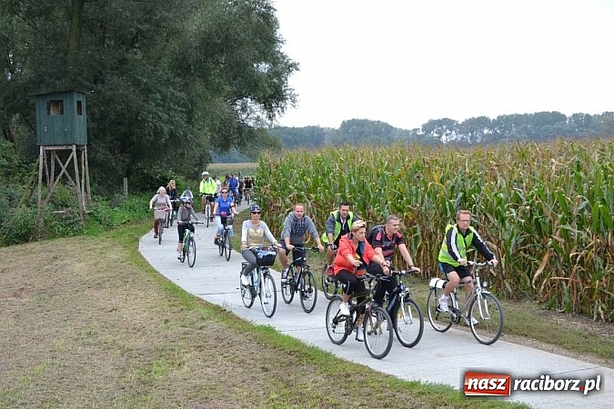 Zdjęcie w galerii na portalu naszraciborz.pl: Ponad dwustu cyklistów na otwarciu nowej ścieżki rowerowej - Hackiej Cesty wiadomości z regionu