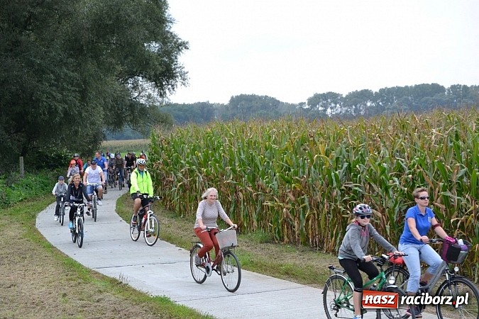 Zdjęcie w galerii na portalu naszraciborz.pl: Ponad dwustu cyklistów na otwarciu nowej ścieżki rowerowej - Hackiej Cesty wiadomości z regionu