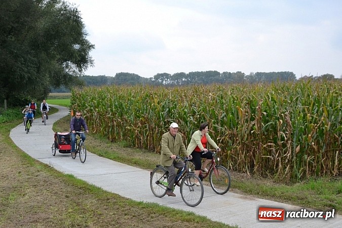 Zdjęcie w galerii na portalu naszraciborz.pl: Ponad dwustu cyklistów na otwarciu nowej ścieżki rowerowej - Hackiej Cesty wiadomości z regionu