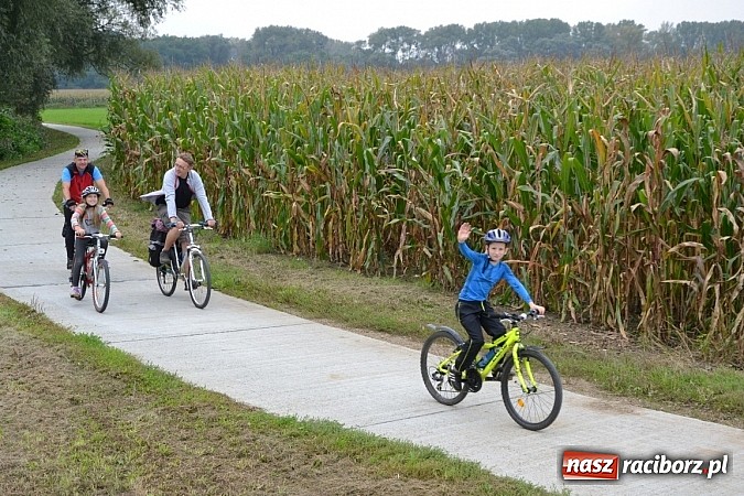 Zdjęcie w galerii na portalu naszraciborz.pl: Ponad dwustu cyklistów na otwarciu nowej ścieżki rowerowej - Hackiej Cesty wiadomości z regionu