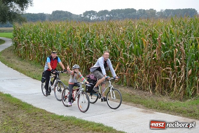 Zdjęcie w galerii na portalu naszraciborz.pl: Ponad dwustu cyklistów na otwarciu nowej ścieżki rowerowej - Hackiej Cesty wiadomości z regionu