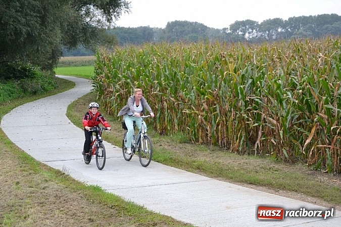 Zdjęcie w galerii na portalu naszraciborz.pl: Ponad dwustu cyklistów na otwarciu nowej ścieżki rowerowej - Hackiej Cesty wiadomości z regionu
