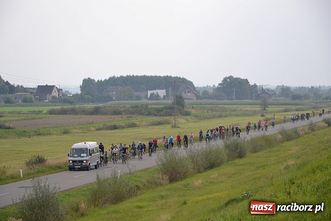 Zdjęcie w galerii na portalu naszraciborz.pl: Ponad dwustu cyklistów na otwarciu nowej ścieżki rowerowej - Hackiej Cesty wiadomości z regionu