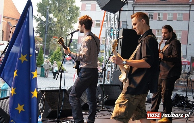 Zdjęcie w galerii na portalu naszraciborz.pl: Finał Festiwalu Zespoł&oacute;w Młodzieżowych na raciborskim rynku wiadomości z regionu