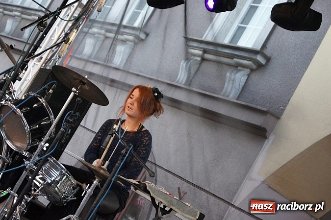 Zdjęcie w galerii na portalu naszraciborz.pl: Finał Festiwalu Zespoł&oacute;w Młodzieżowych na raciborskim rynku wiadomości z regionu