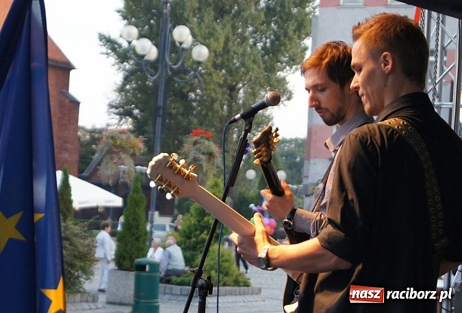 Zdjęcie w galerii na portalu naszraciborz.pl: Finał Festiwalu Zespoł&oacute;w Młodzieżowych na raciborskim rynku wiadomości z regionu