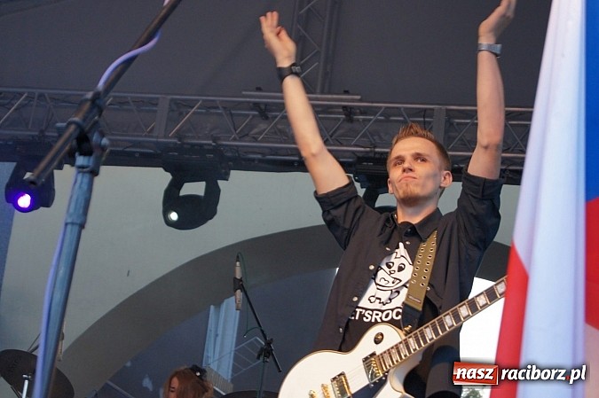 Zdjęcie w galerii na portalu naszraciborz.pl: Finał Festiwalu Zespoł&oacute;w Młodzieżowych na raciborskim rynku wiadomości z regionu