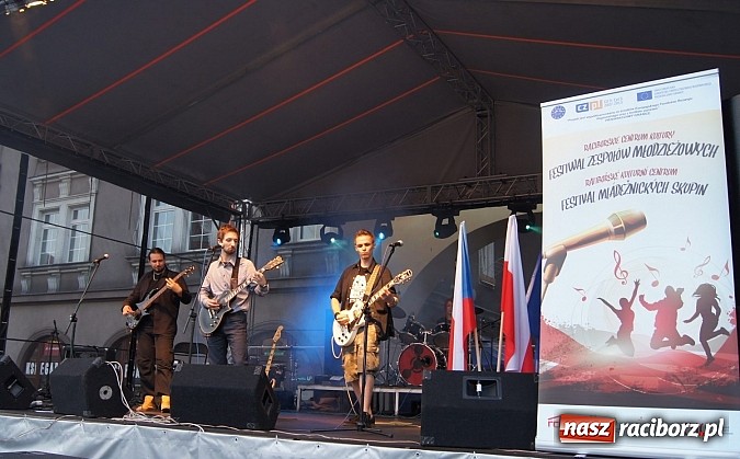 Zdjęcie w galerii na portalu naszraciborz.pl: Finał Festiwalu Zespoł&oacute;w Młodzieżowych na raciborskim rynku wiadomości z regionu