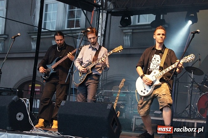 Zdjęcie w galerii na portalu naszraciborz.pl: Finał Festiwalu Zespoł&oacute;w Młodzieżowych na raciborskim rynku wiadomości z regionu