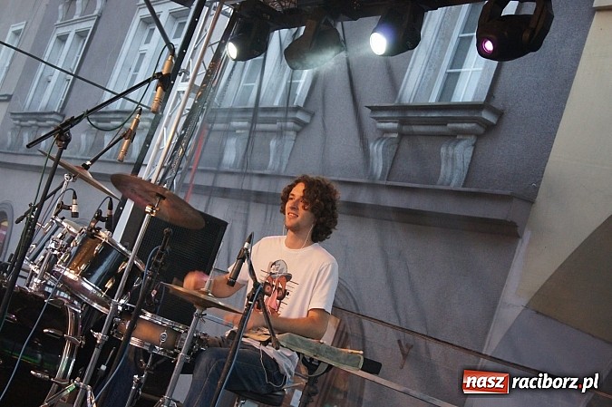 Zdjęcie w galerii na portalu naszraciborz.pl: Finał Festiwalu Zespoł&oacute;w Młodzieżowych na raciborskim rynku wiadomości z regionu