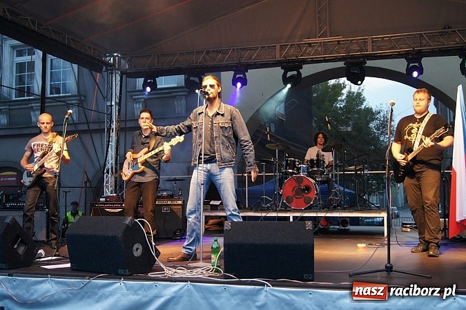 Zdjęcie w galerii na portalu naszraciborz.pl: Finał Festiwalu Zespoł&oacute;w Młodzieżowych na raciborskim rynku wiadomości z regionu