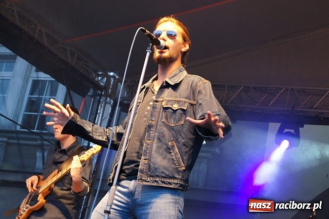 Zdjęcie w galerii na portalu naszraciborz.pl: Finał Festiwalu Zespoł&oacute;w Młodzieżowych na raciborskim rynku wiadomości z regionu