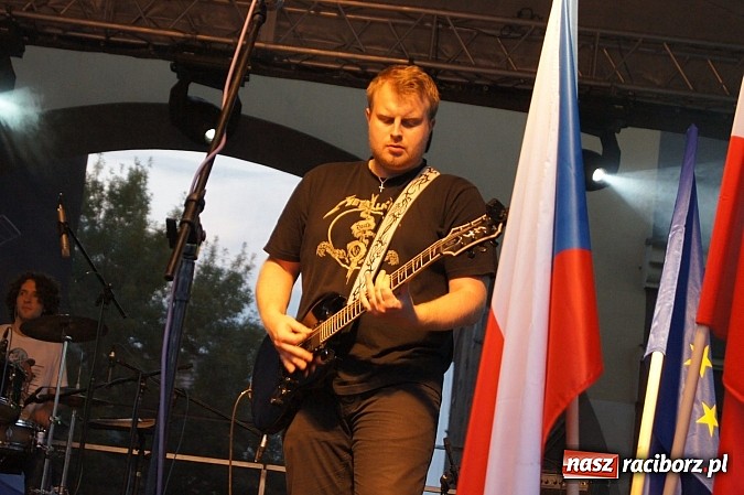 Zdjęcie w galerii na portalu naszraciborz.pl: Finał Festiwalu Zespoł&oacute;w Młodzieżowych na raciborskim rynku wiadomości z regionu