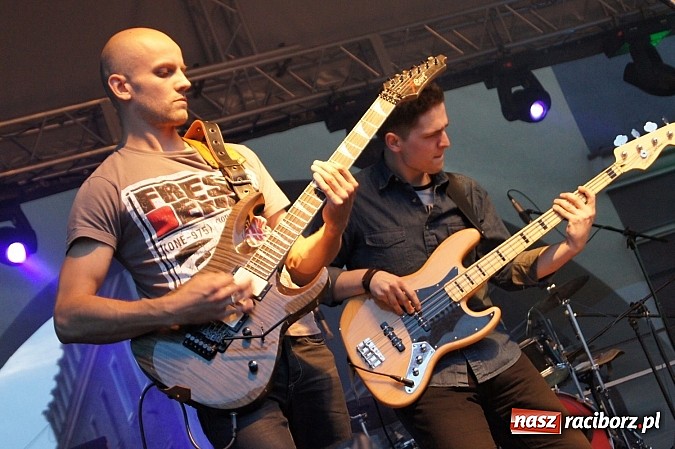 Zdjęcie w galerii na portalu naszraciborz.pl: Finał Festiwalu Zespoł&oacute;w Młodzieżowych na raciborskim rynku wiadomości z regionu