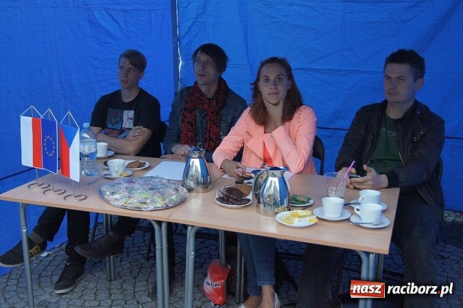 Zdjęcie w galerii na portalu naszraciborz.pl: Finał Festiwalu Zespoł&oacute;w Młodzieżowych na raciborskim rynku wiadomości z regionu