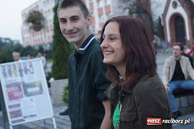 Zdjęcie w galerii na portalu naszraciborz.pl: Finał Festiwalu Zespoł&oacute;w Młodzieżowych na raciborskim rynku wiadomości z regionu
