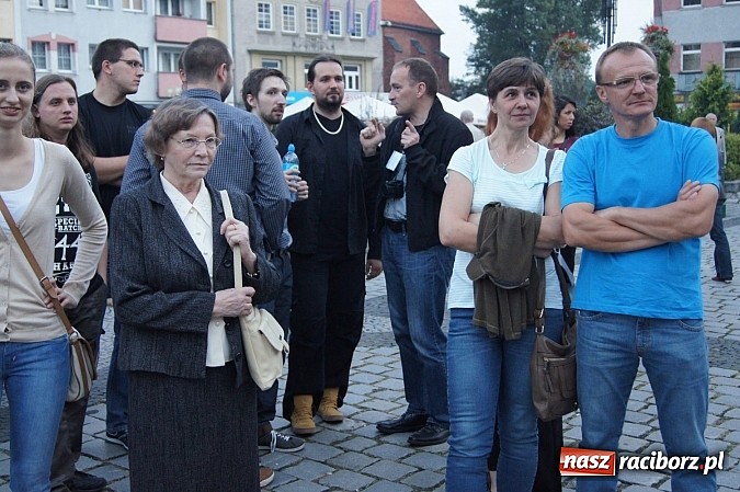 Zdjęcie w galerii na portalu naszraciborz.pl: Finał Festiwalu Zespoł&oacute;w Młodzieżowych na raciborskim rynku wiadomości z regionu