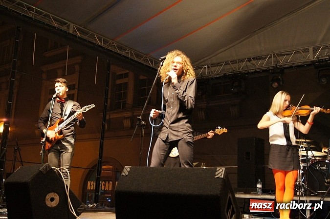 Zdjęcie w galerii na portalu naszraciborz.pl: Finał Festiwalu Zespoł&oacute;w Młodzieżowych na raciborskim rynku wiadomości z regionu