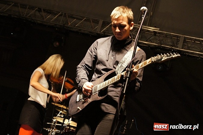 Zdjęcie w galerii na portalu naszraciborz.pl: Finał Festiwalu Zespoł&oacute;w Młodzieżowych na raciborskim rynku wiadomości z regionu