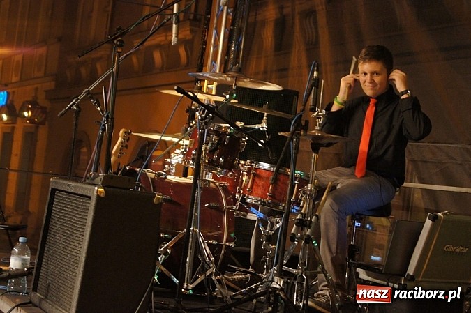 Zdjęcie w galerii na portalu naszraciborz.pl: Finał Festiwalu Zespoł&oacute;w Młodzieżowych na raciborskim rynku wiadomości z regionu