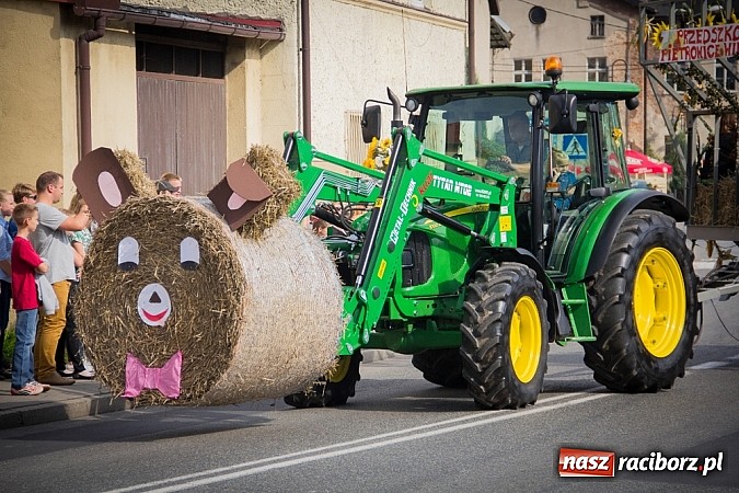 Zdjęcie w galerii na portalu naszraciborz.pl: Barwny korowód na dożynkach wiejskich w Pietrowicach Wielkich wiadomości z regionu