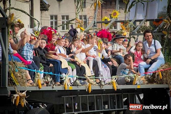 Zdjęcie w galerii na portalu naszraciborz.pl: Barwny korowód na dożynkach wiejskich w Pietrowicach Wielkich wiadomości z regionu