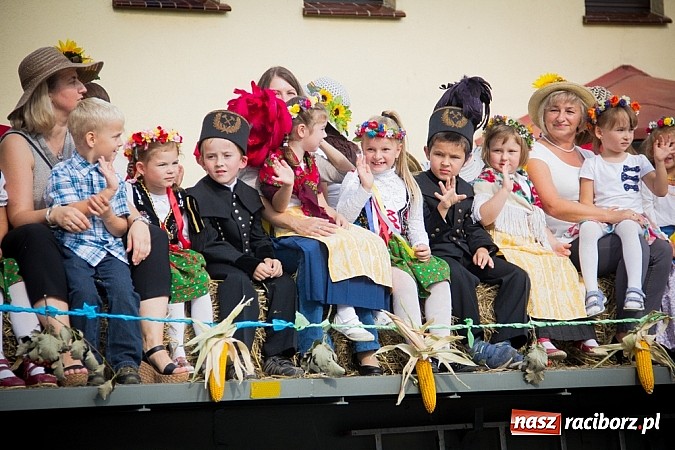 Zdjęcie w galerii na portalu naszraciborz.pl: Barwny korowód na dożynkach wiejskich w Pietrowicach Wielkich wiadomości z regionu