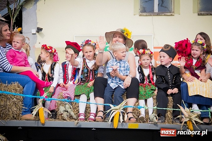 Zdjęcie w galerii na portalu naszraciborz.pl: Barwny korowód na dożynkach wiejskich w Pietrowicach Wielkich wiadomości z regionu