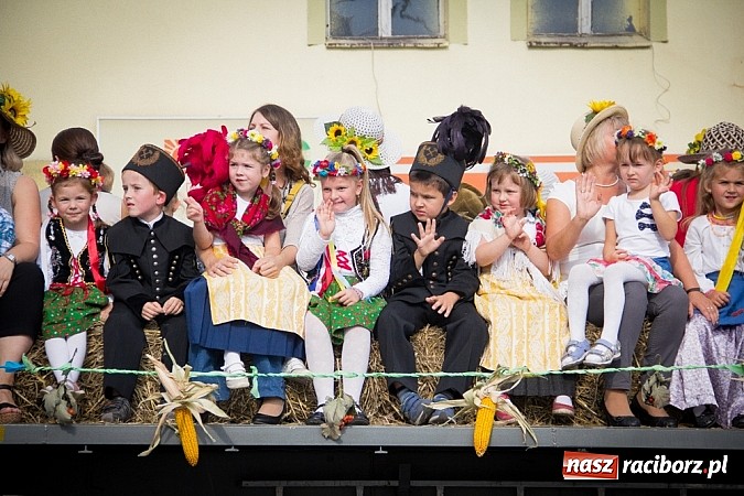 Zdjęcie w galerii na portalu naszraciborz.pl: Barwny korowód na dożynkach wiejskich w Pietrowicach Wielkich wiadomości z regionu