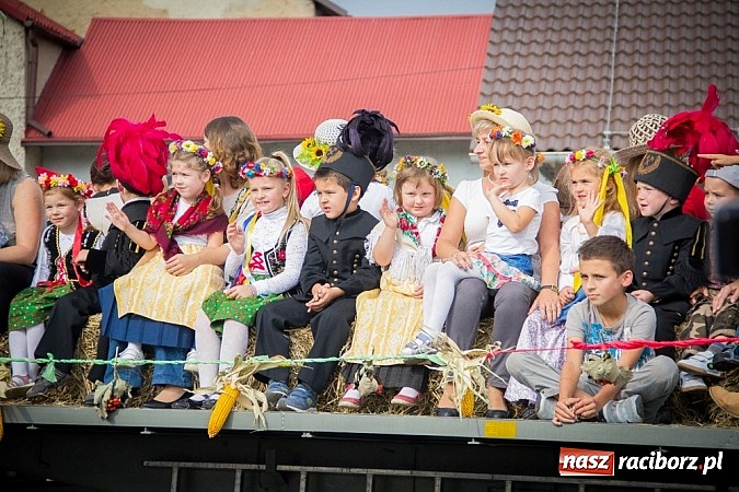 Zdjęcie w galerii na portalu naszraciborz.pl: Barwny korowód na dożynkach wiejskich w Pietrowicach Wielkich wiadomości z regionu