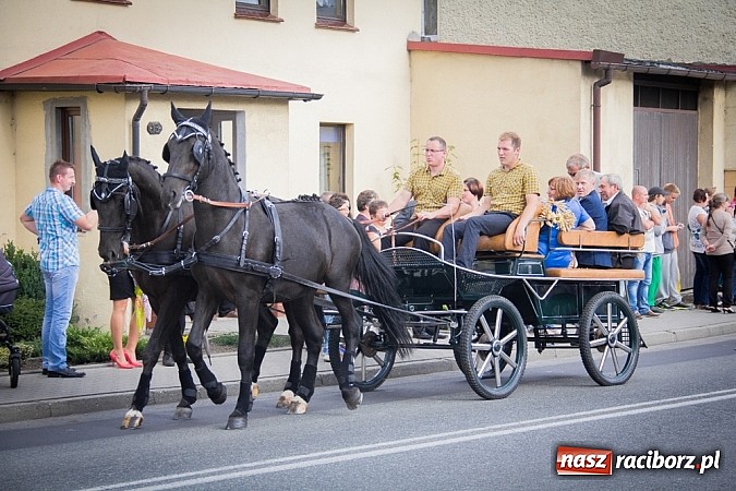 Zdjęcie w galerii na portalu naszraciborz.pl: Barwny korowód na dożynkach wiejskich w Pietrowicach Wielkich wiadomości z regionu