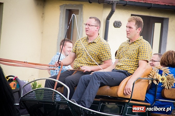 Zdjęcie w galerii na portalu naszraciborz.pl: Barwny korowód na dożynkach wiejskich w Pietrowicach Wielkich wiadomości z regionu