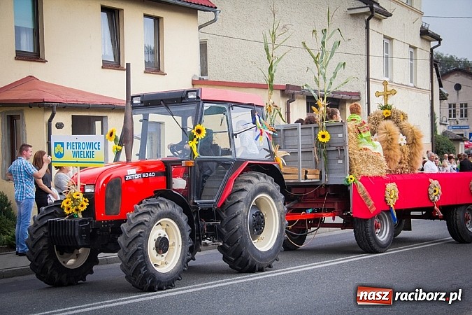 Zdjęcie w galerii na portalu naszraciborz.pl: Barwny korowód na dożynkach wiejskich w Pietrowicach Wielkich wiadomości z regionu