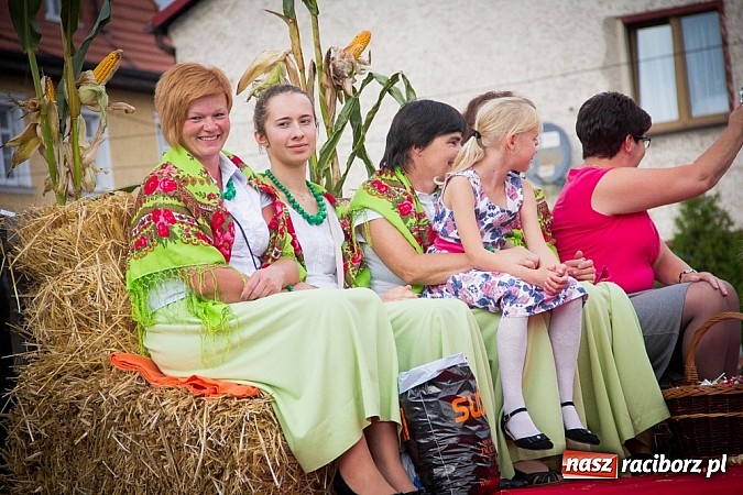 Zdjęcie w galerii na portalu naszraciborz.pl: Barwny korowód na dożynkach wiejskich w Pietrowicach Wielkich wiadomości z regionu