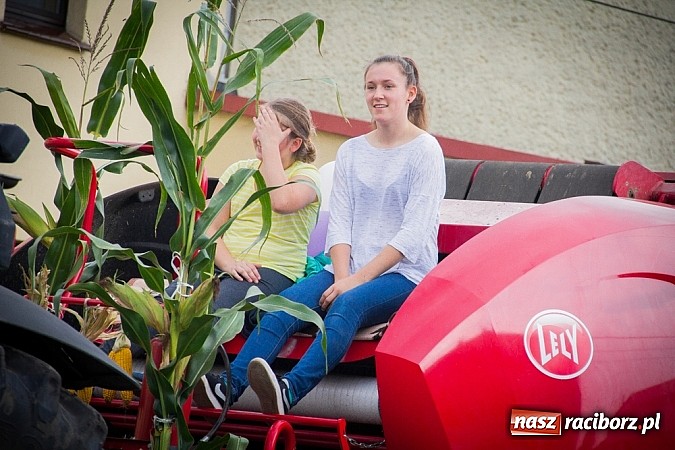 Zdjęcie w galerii na portalu naszraciborz.pl: Barwny korowód na dożynkach wiejskich w Pietrowicach Wielkich wiadomości z regionu