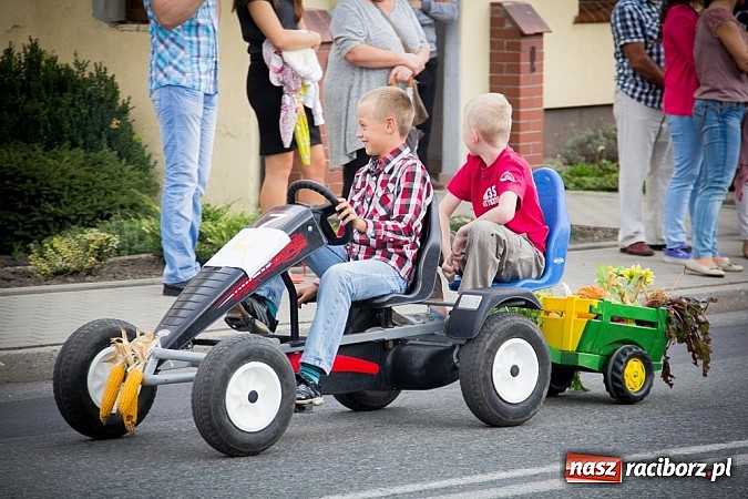 Zdjęcie w galerii na portalu naszraciborz.pl: Barwny korowód na dożynkach wiejskich w Pietrowicach Wielkich wiadomości z regionu